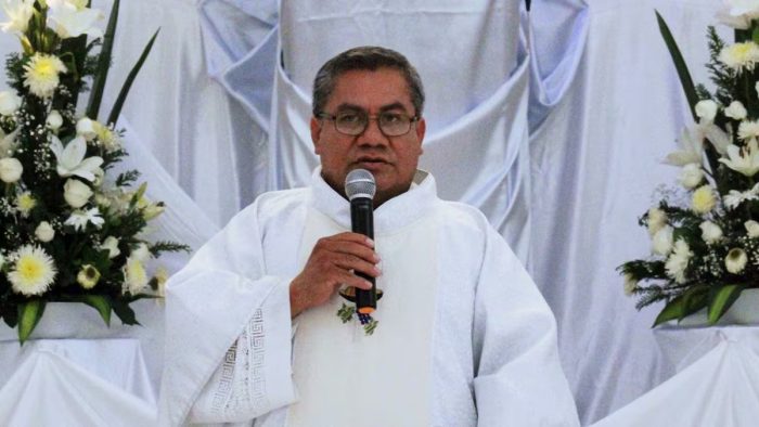 Feligreses y familiares despidieron en Iguala al sacerdote Bertoldo Pantaleón, quien fue asesinado en Guerrero; su cuerpo será sepultado en Ajuchitlán.