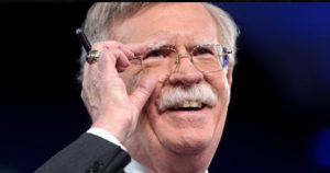 John Robert Bolton, exasesor de seguridad nacional, se presentó al Juzgado federal de Greenbelt, Maryland, y horas después se declaró como “no culpable”.