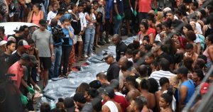 Personas observan cuerpos que yacen sobre el suelo tras la mega operación policial contra el grupo criminal "Comando Vermelho", en Río de Janeiro, Brasil.