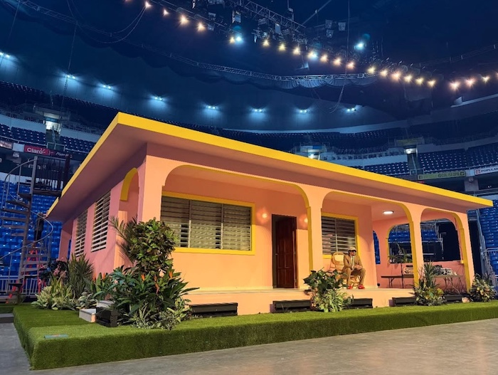 Escenografía en el escenario de la Residencia. Foto: Instagram vía @badbunnypr