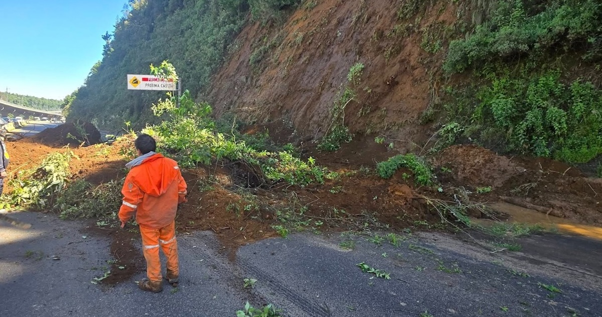 La Secretaría de Seguridad del Edomex reportó un deslave en la carretera México-Toluca, con dirección a la CdMx, lo que ocasionó afectaciones a la circulación.