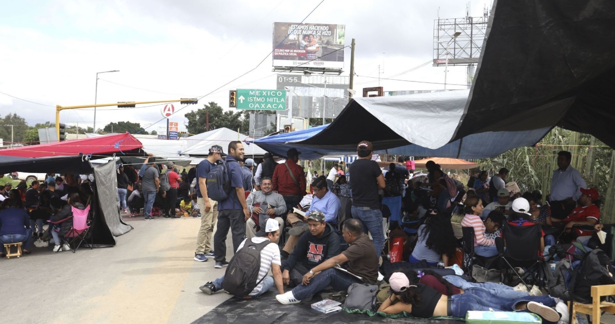 Maestras y maestros adscritos a la Coordinadora Nacional de Trabajadores de la Educación, realizaron el día de hoy bloqueos carreteros en varios estados.