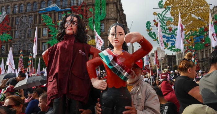 Más de 400 mil arropan a CSP en el Zócalo por su primer año de Gobierno.