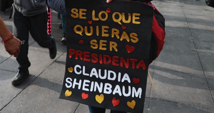 Más de 400 mil arropan a CSP en el Zócalo por su primer año de Gobierno.