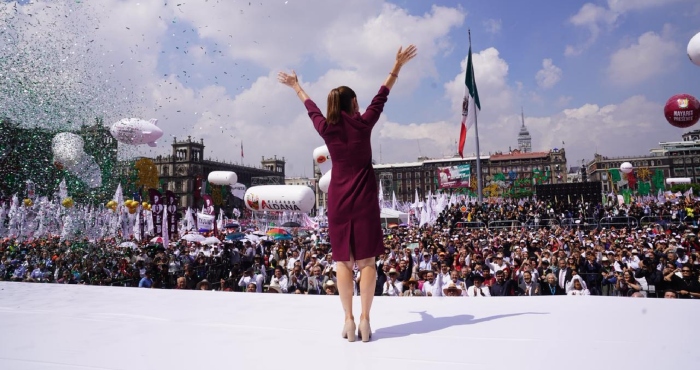 Más de 400 mil arropan a CSP en el Zócalo por su primer año de Gobierno.