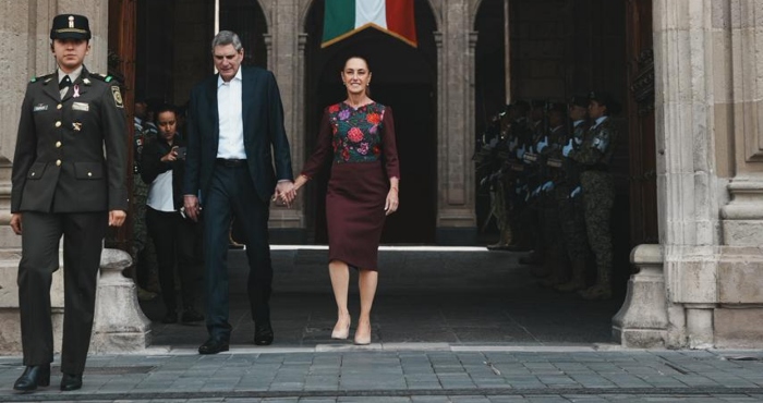 Más de 400 mil arropan a CSP en el Zócalo por su primer año de Gobierno.