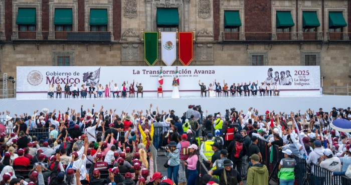 Más de 400 mil arropan a CSP en el Zócalo por su primer año de Gobierno.