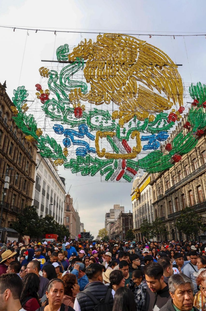 Más de 400 mil arropan a CSP en el Zócalo por su primer año de Gobierno.