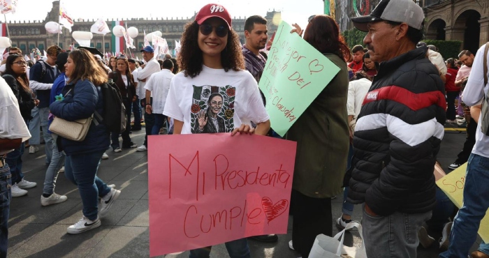 Más de 400 mil arropan a CSP en el Zócalo por su primer año de Gobierno.