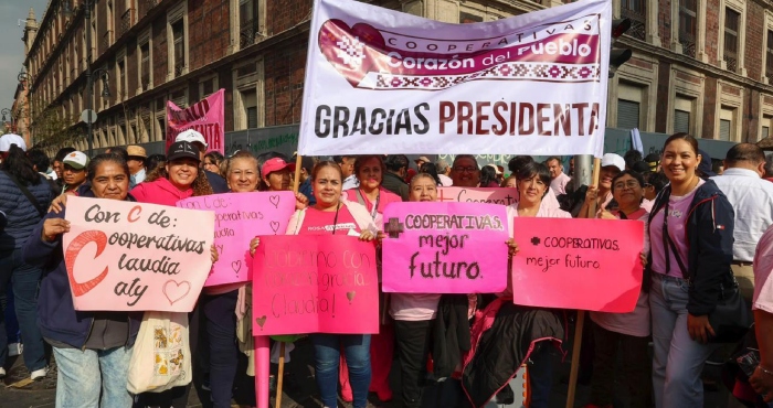 Más de 400 mil arropan a CSP en el Zócalo por su primer año de Gobierno.