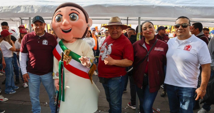 Más de 400 mil arropan a CSP en el Zócalo por su primer año de Gobierno.