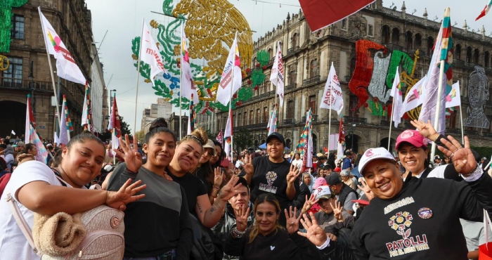 Más de 400 mil arropan a CSP en el Zócalo por su primer año de Gobierno.