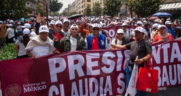 Más de 400 mil arropan a CSP en el Zócalo por su primer año de Gobierno.