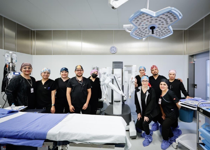 Today, surgeon Ana Laura Gutiérrez Aguayo, from ISSSTE, performed her first surgery with the Da Vinci X robot for the benefit of a 37-year-old woman. 