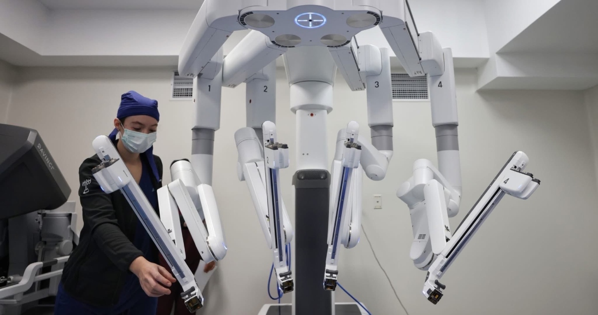 El Centro Médico Nacional “20 de Noviembre” del ISSSTE realizó con éxito dos cirugías mediante el robot quirúrgico conocido como Da Vinci Xi.
