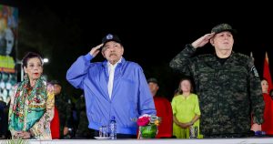 Los copresidentes de Nicaragua, Daniel Ortega y Rosario Murillo, en el desfile militar por el 46º aniversario de la fundación del Ejército de dicho país.