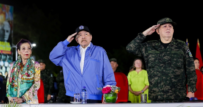 Los copresidentes de Nicaragua, Daniel Ortega y Rosario Murillo, en el desfile militar por el 46º aniversario de la fundación del Ejército de dicho país.