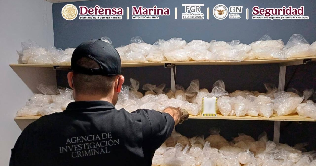 Las autoridades federales anunciaron este domingo que aseguraron 385 kilos y 170 litros de metanfetamina tras ejecutar una orden de cateo en Culiacán, Sinaloa.