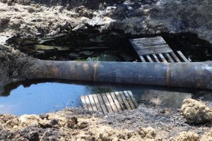El derrame de petróleo afectó la producción citrícola de la zona y contaminó un arroyo que abastecía de agua a los habitantes.