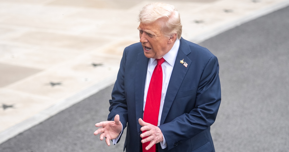 Donald Trump, Presidente de Estados Unidos (EU), planteó bombardear México, pero en su lugar, le dieron a Venezuela, dice un texto publicado por The New Yorker.