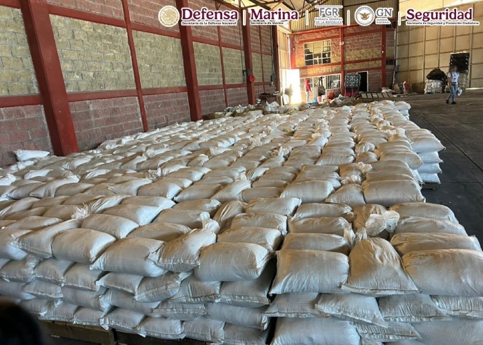 Las autoridades aseguraron el día de hoy en Nuevo León 76 mil litros de combustible ilegal; y en Durango fueron desmantelados narcolaboratorios en tres bodegas.