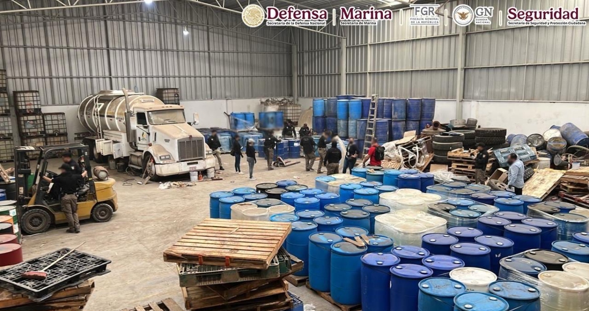 Las autoridades aseguraron el día de hoy en Nuevo León 76 mil litros de combustible ilegal; y en Durango fueron desmantelados narcolaboratorios en tres bodegas.