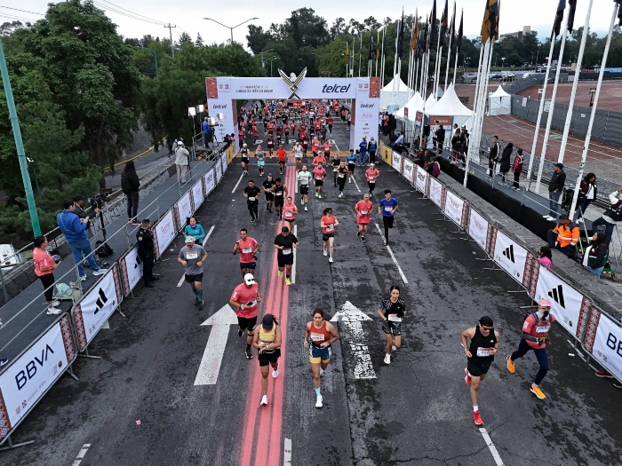 Corredores en el Maratón de la Ciudad de México Telcel 2024