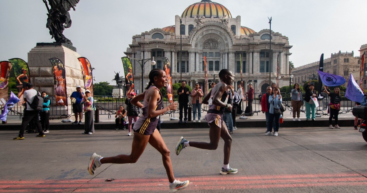 Corredores en el Maratón de la Ciudad de México Telcel 2024