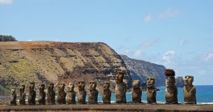 Investigadores demostraron que las enormes estatuas de la isla de Rapa Nui fueron transportadas de pie, "caminando", hasta su ubicación actual.