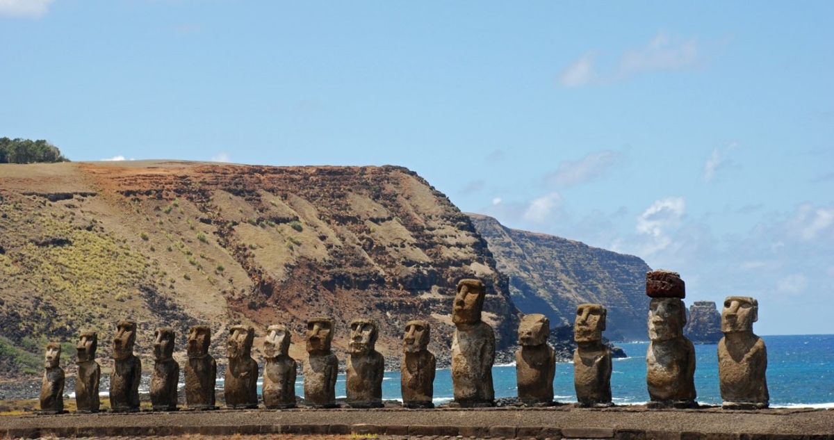 Investigadores demostraron que las enormes estatuas de la isla de Rapa Nui fueron transportadas de pie, "caminando", hasta su ubicación actual.