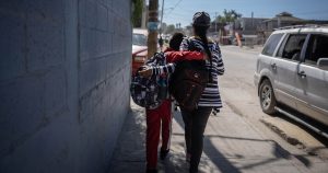 Alumnos de seis primarias en Tijuana presentaron signos de intoxicación luego de comer pollo como parte del desayuno servido en los planteles educativos.