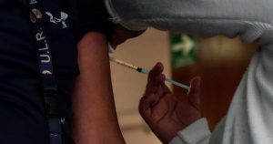 La investigación en vacunas contra el cáncer está dando pasos de gigante. Científicos están desarrollando una vacuna que combate tumores y podrían prevenirlos.