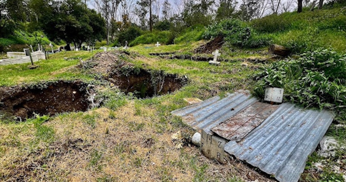 Algunas de las sepulturas excavadas en la fosa común del Panteón Civil de Dolores donde fueron depositados los cuerpos de los migrantes no identificados asesinados en 2010. Foto: Lucía Flores.