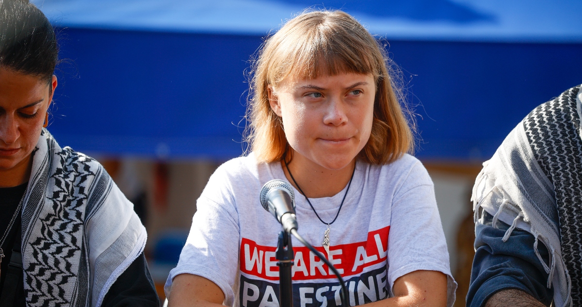 Greta Thunberg y otros fueron deportados de Israel, luego de que la Sumud Flotilla fuera detenida en aguas internacionales al llevar ayuda humanitaria a Gaza.
