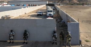 En las redes de contrabando, algunos aduanales facilitaban documentación con información falsa para encubrir los volúmenes de combustible.