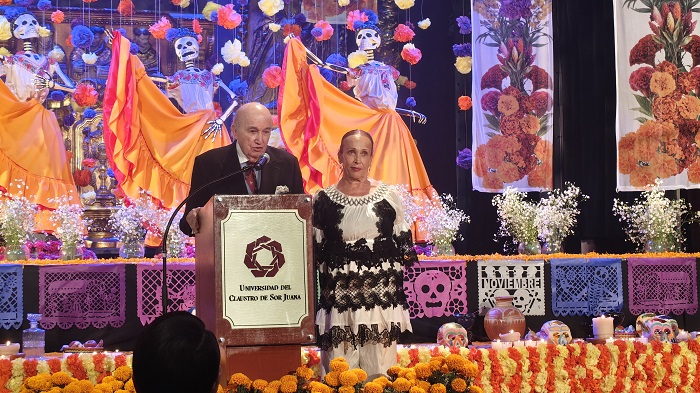 altar to Amalia Hernández