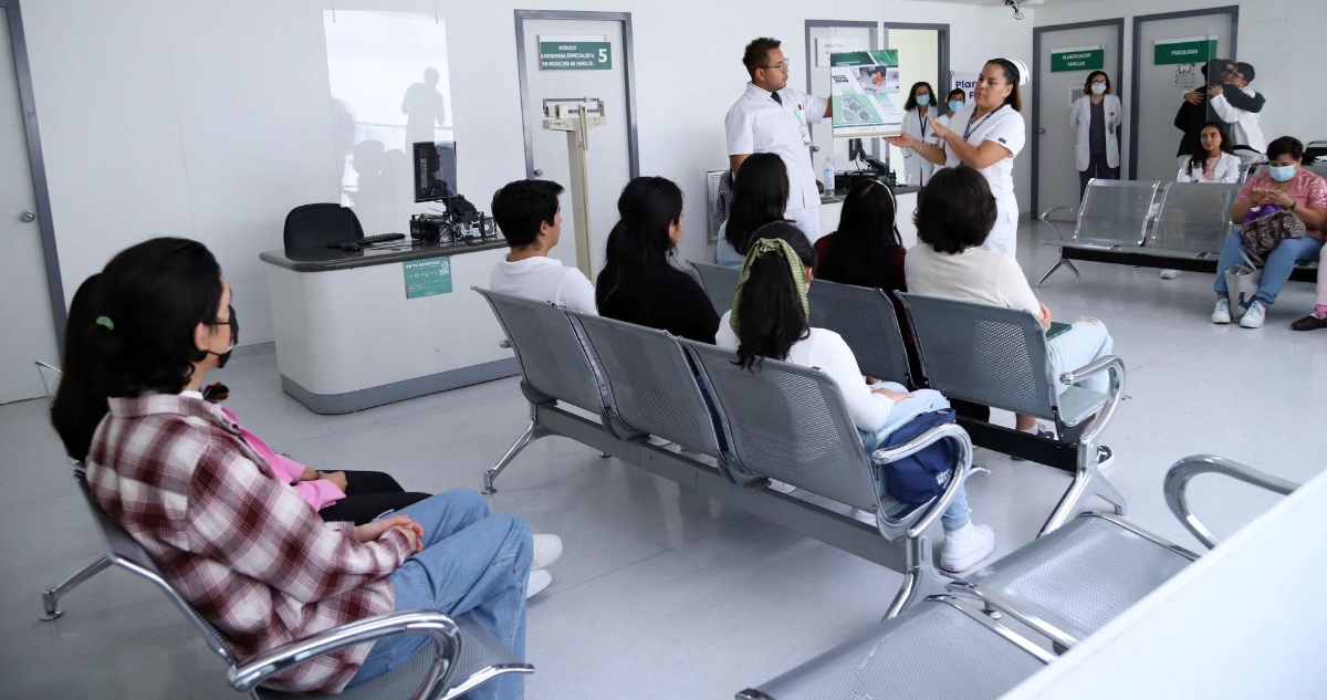 Claudia Sheinbaum explicó que el Registro Nacional de Salud permitirá al ISSSTE, al IMSS y al IMSS-Bienestar compartir el historial médico de las personas.