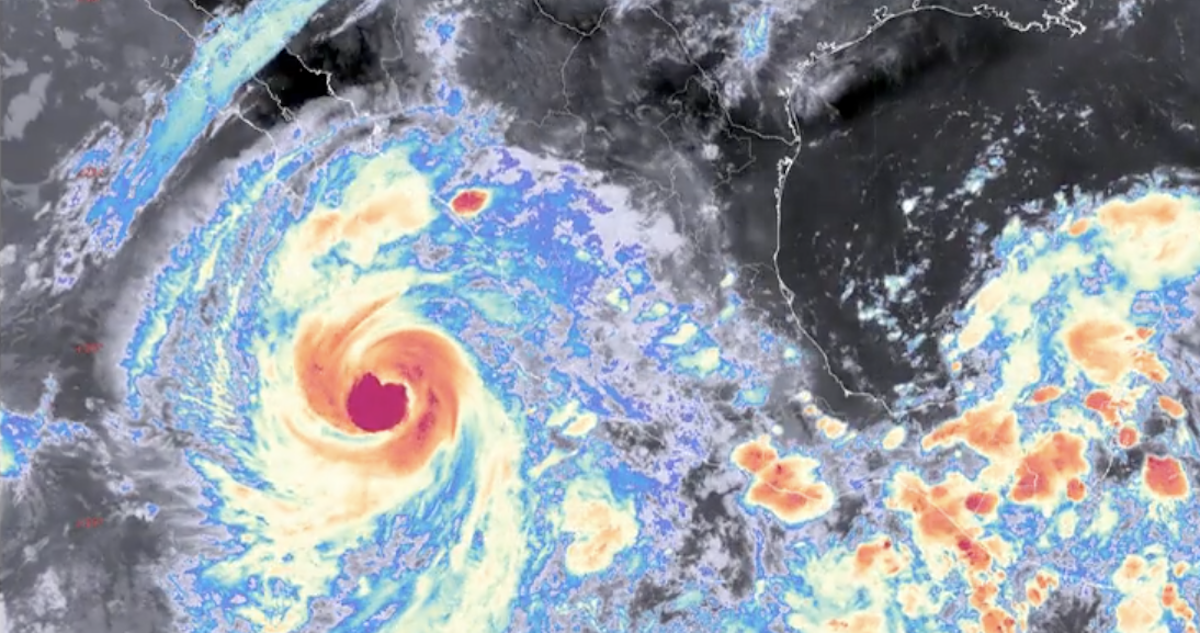 "Priscilla" cobró fuerza hasta convertirse en huracán de categoría 2, por lo que se espera que ocasione lluvias potentes en al menos seis estados del país.