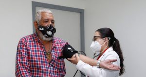 Los hombres cuyo cáncer de próstata regresa después de una cirugía o radioterapia ahora pueden beneficiarse de una nueva combinación de medicamentos.
