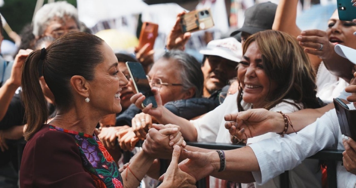 Más de 400 mil personas en el Zócalo acompañan a Sheinbaum.