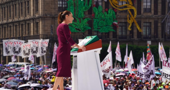 Más de 400 mil personas en el Zócalo acompañan a Sheinbaum.
