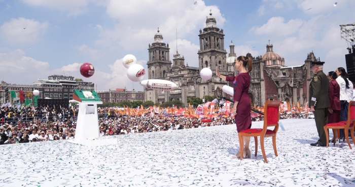 Más de 400 mil personas en el Zócalo acompañan a Sheinbaum.