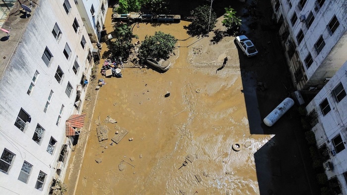 Desde los aires se observan las calles de Poza Rica, Veracruz, llenas de toneladas de lodo, esto tras el desbordamiento del río Cazones el pasado viernes.