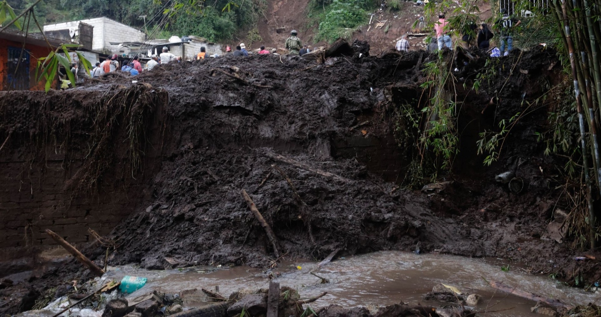 Dos huracanes, canales de baja presión, frentes fríos y cálidos provocaron el fenómeno tan devastador de las lluvias, y luego las inevitables inundaciones.
