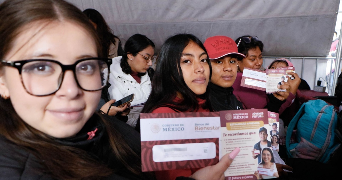 El programa Jóvenes Construyendo el Futuro tienen acceso al seguro médico del IMSS.