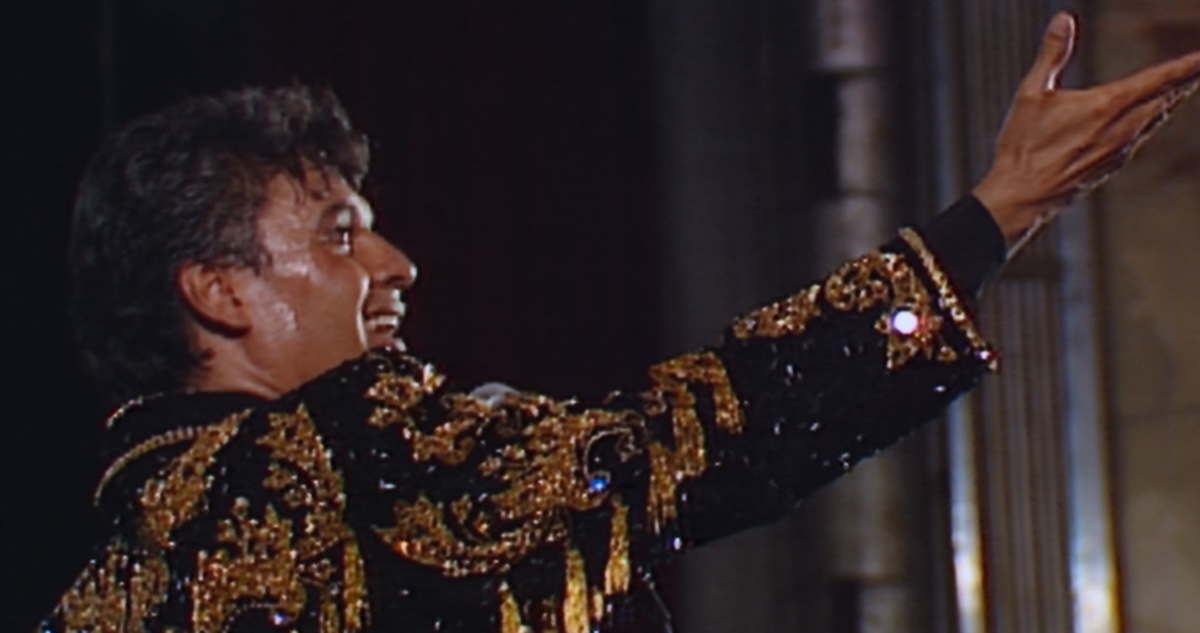 Juan Gabriel sigue sonando nueve años después.