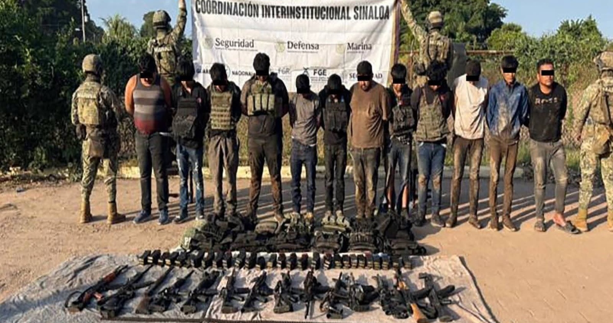 La Secretaría de Marina (Semar) capturó la tarde de este viernes a 13 sujetos armados en La Vuelta, Sinaloa, quienes abrieron fuego contra los agentes.