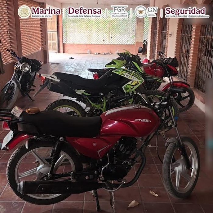 La Secretaría de Marina (Semar) capturó la tarde de este viernes a 13 sujetos armados en La Vuelta, Sinaloa, quienes abrieron fuego contra los agentes.