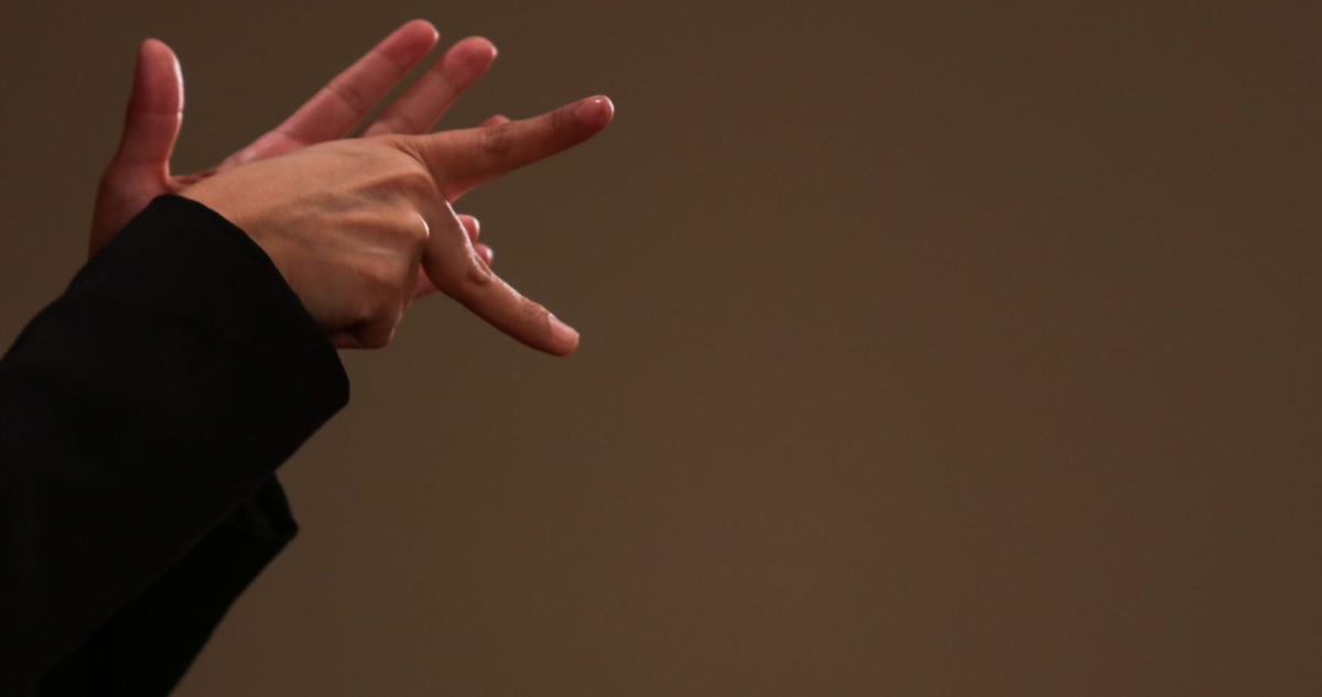 El lenguaje modifica nuestra percepción y, sin embargo, no podemos dejar de admitir que vivimos en el mundo y no en la palabra "mundo".