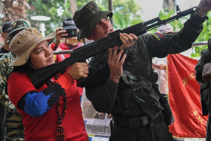 Venezuela instruye a ciudadanos en armas.